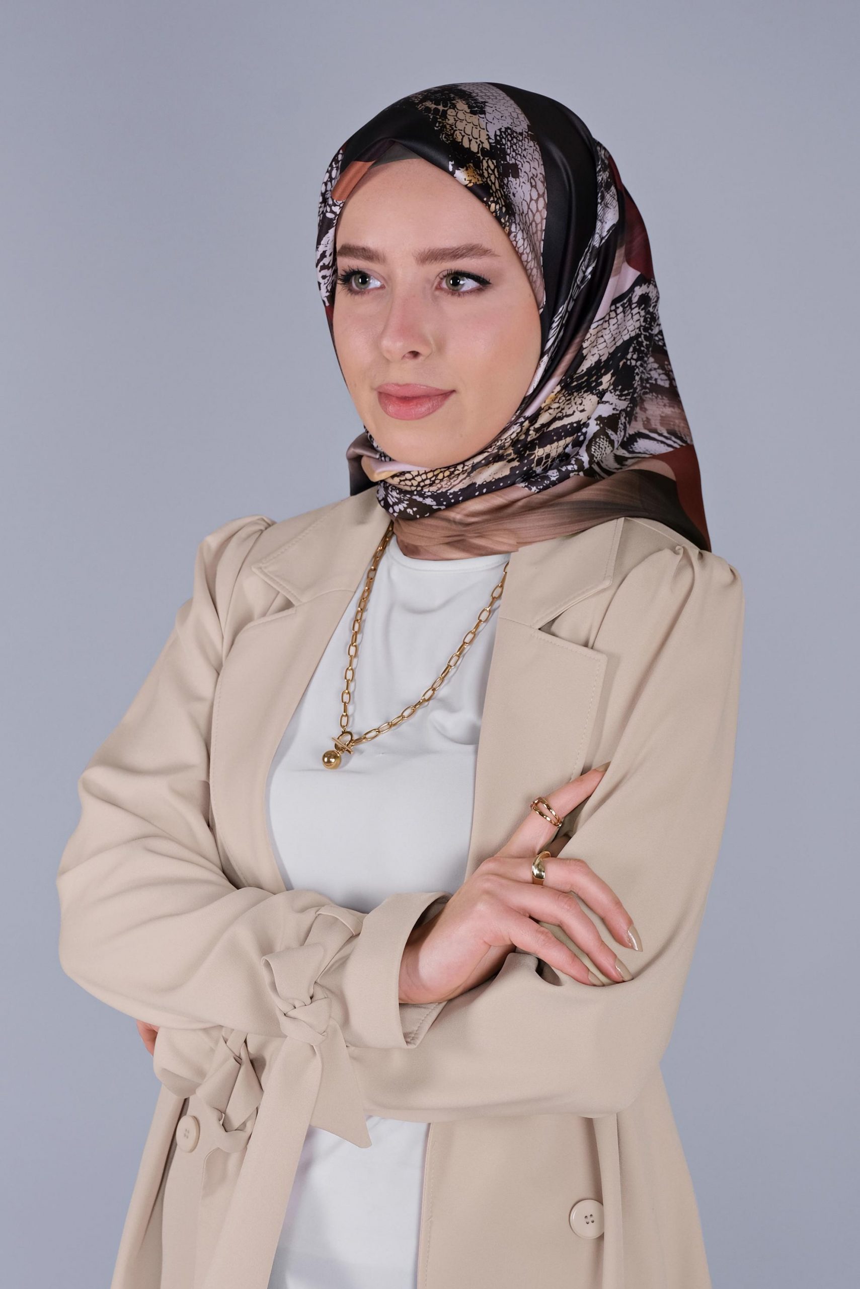 6100 إيشارب الفينا منقوش - أسود