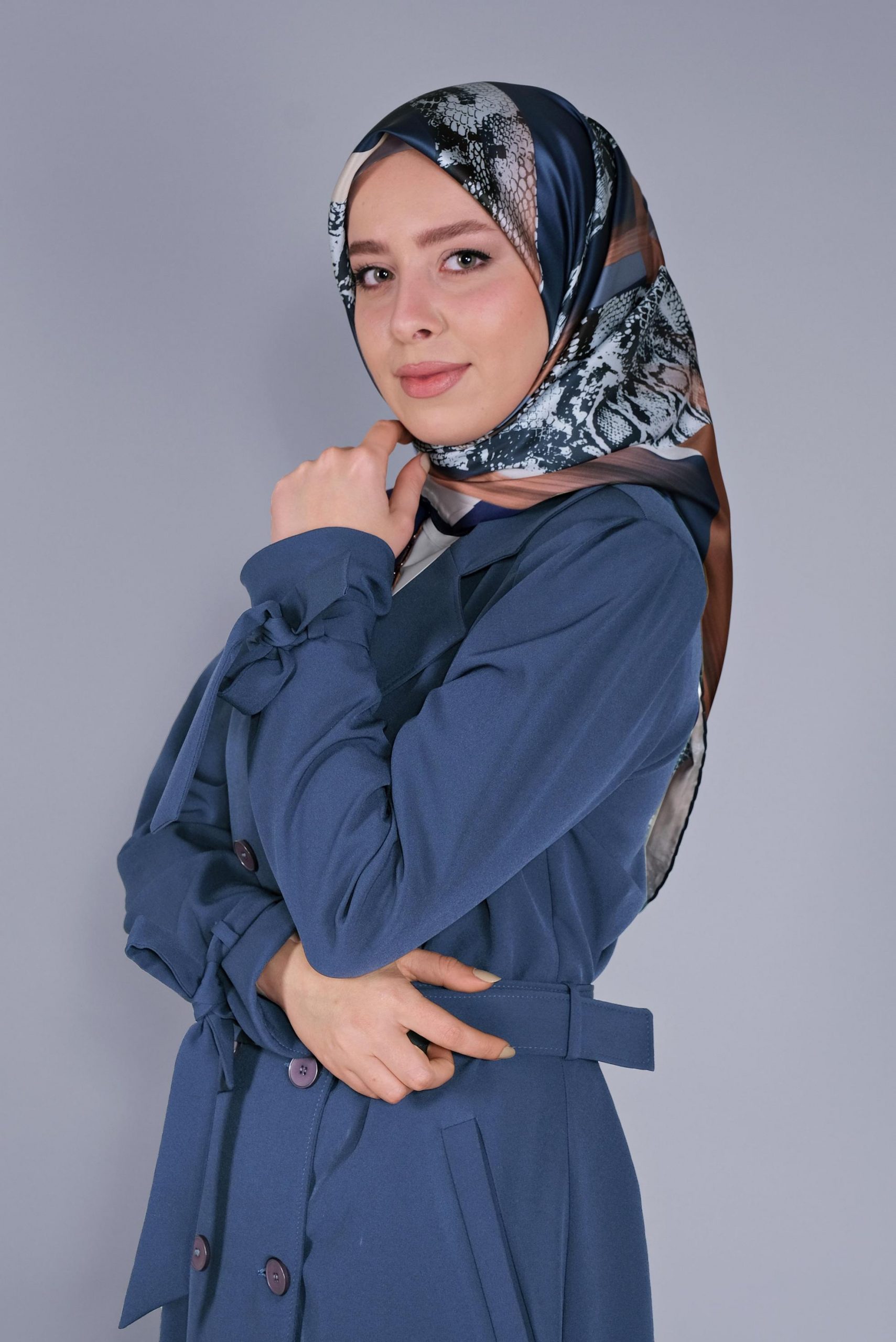 6100 إيشارب الفينا منقوش - كحلي