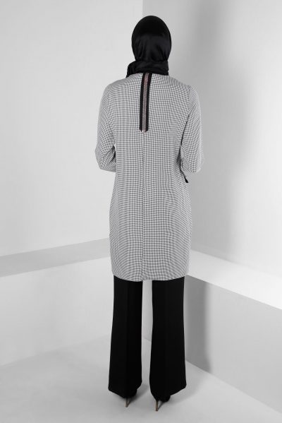 ⁦43398 تونيك الفينا منقوش مع شريط فضي من الخلف 40/46 أسود⁩ - الصورة ⁦3⁩