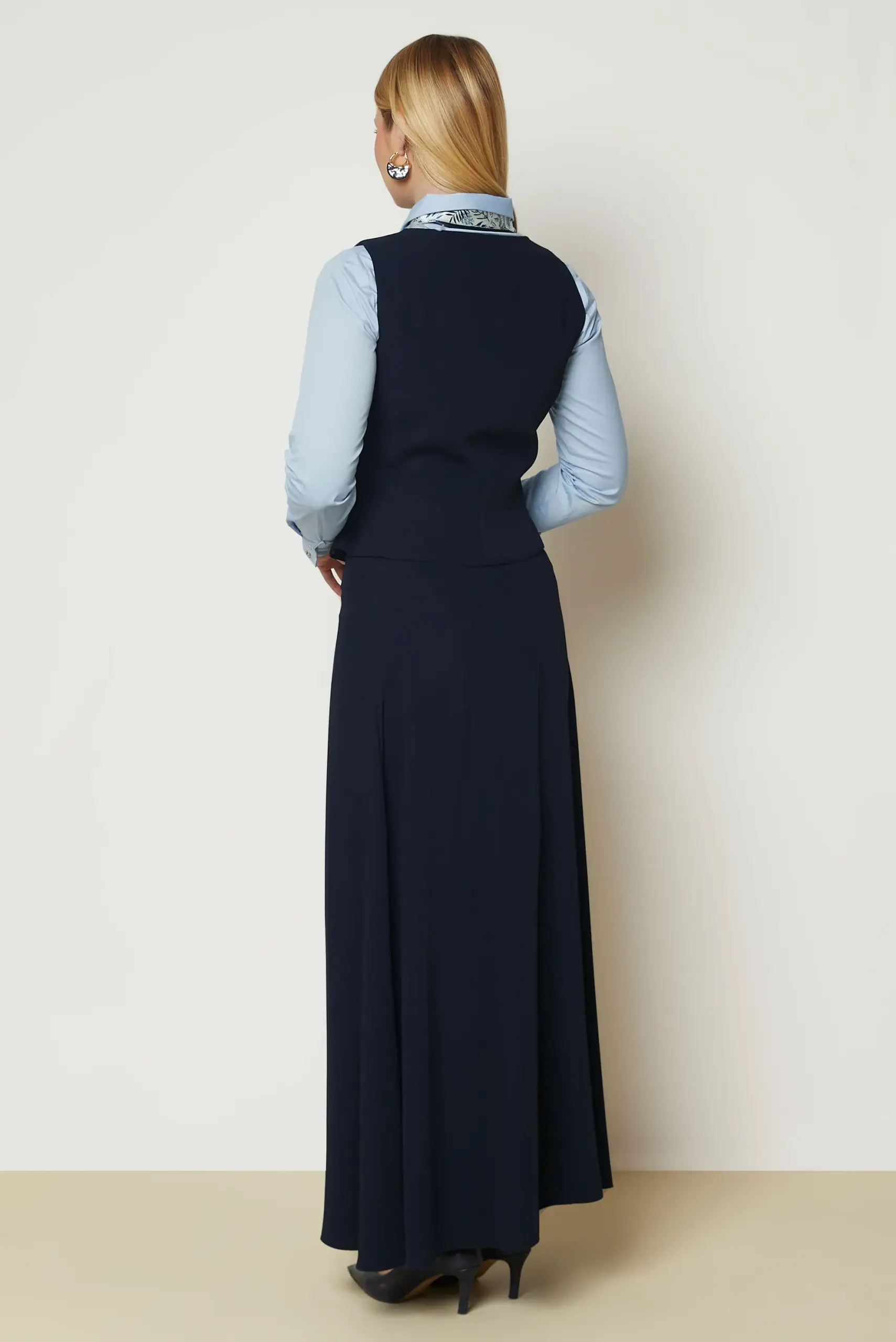 47046 طقم الفينا قطعتين ڤست مع تنورة 38/42 كحلي - الصورة 4